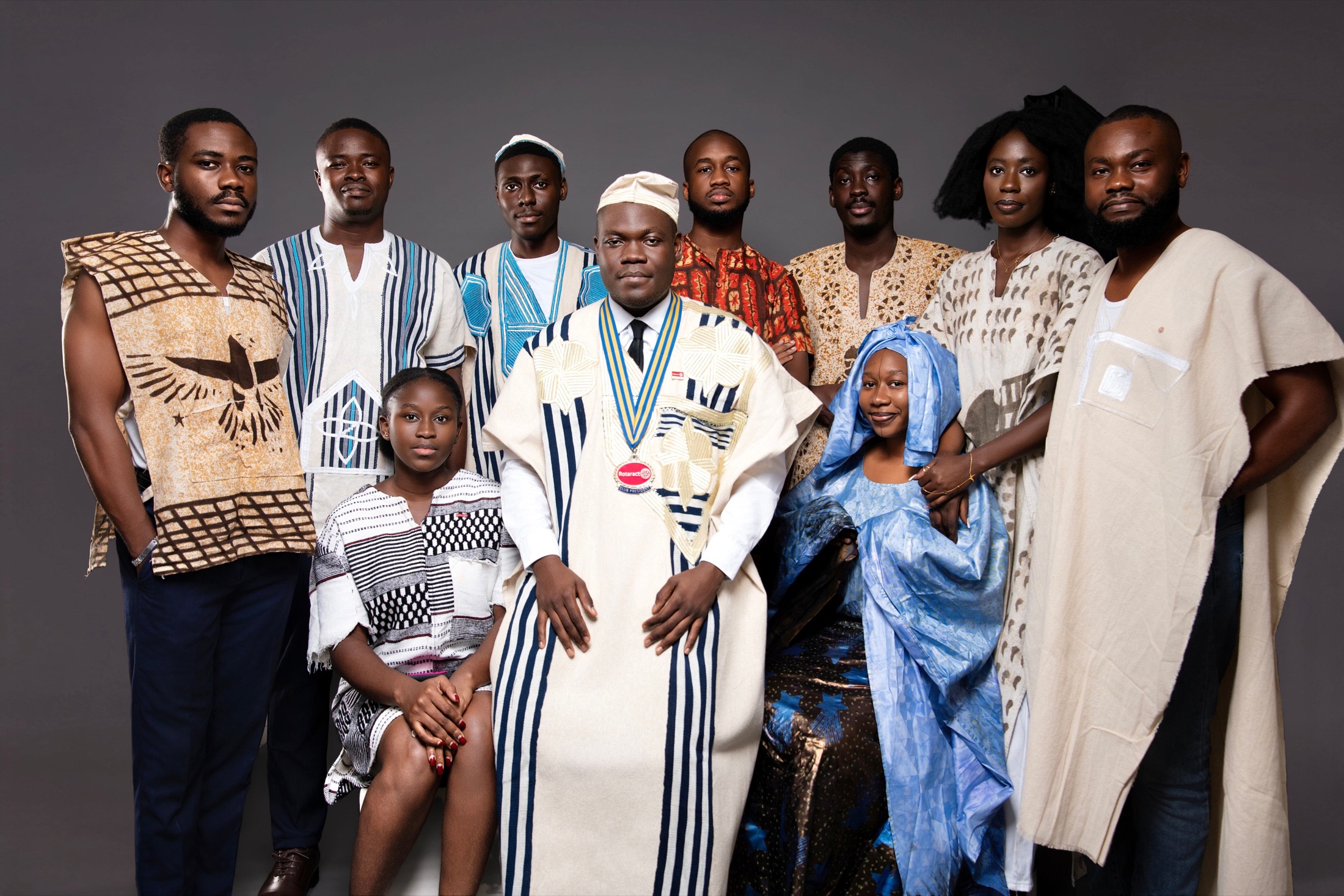 Membres d’Excelsior en tenue traditionnelle